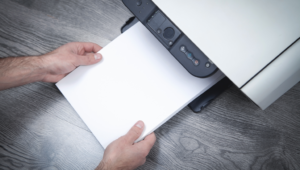 Descubre la Clave para Elegir el Papel Perfecto para tus Proyectos: Gramaje, Grosor y Acabado