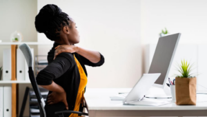 Descubre cómo la ergonomía puede mejorar tu bienestar y productividad en el trabajo: postura, mobiliario y diseño ergonómico